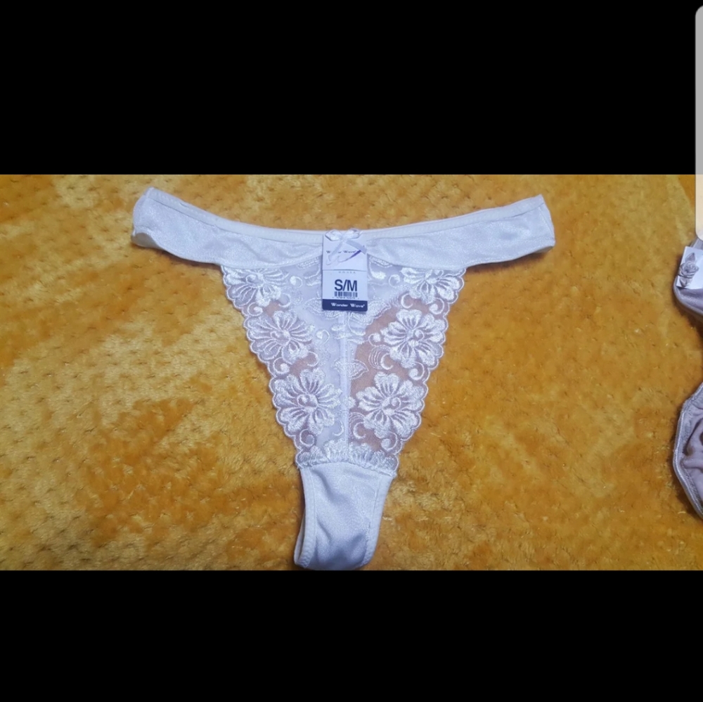 meke offer new vintage thong panties w tag size (S or M) there not vs